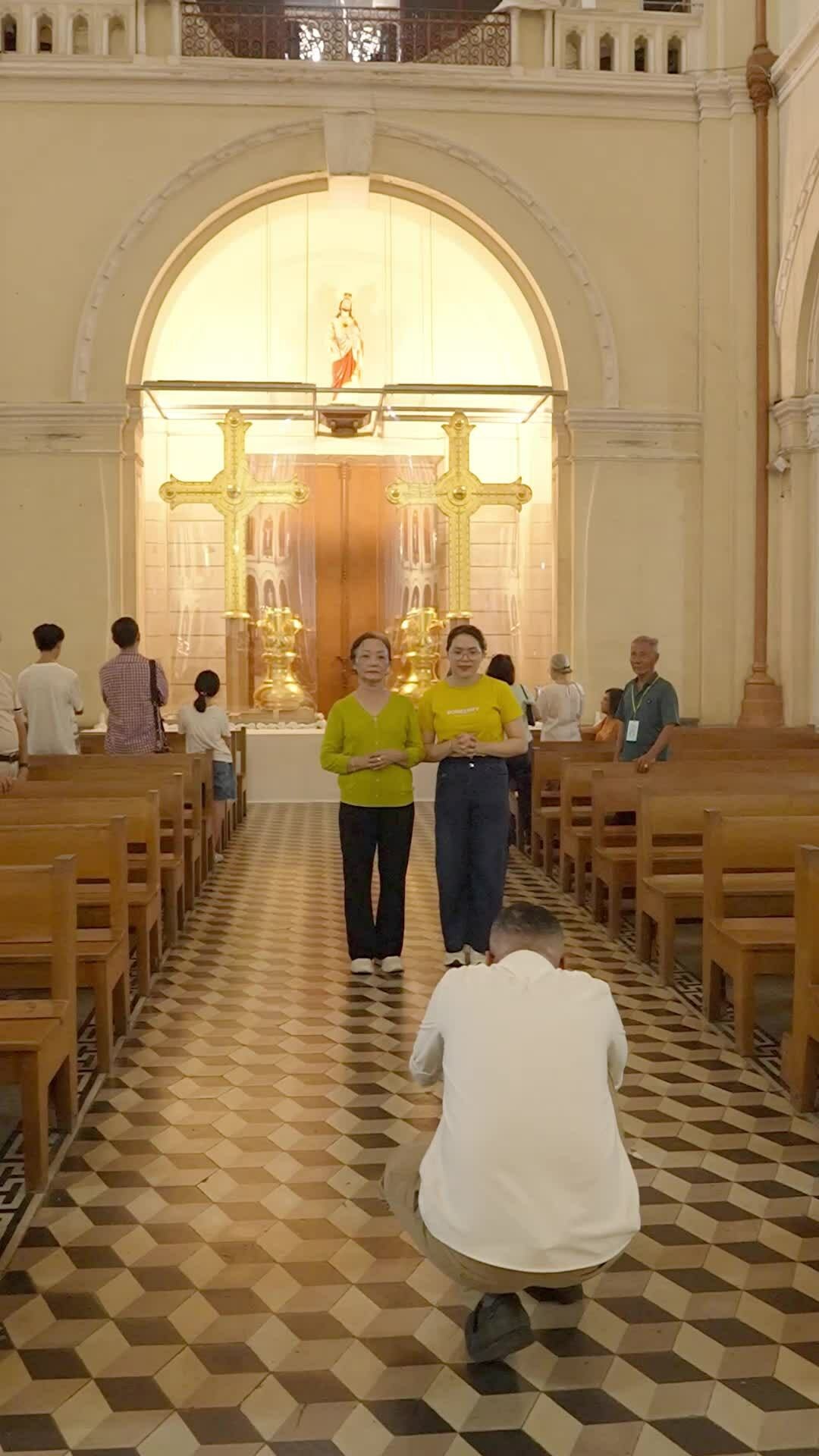 Người dân đến Nhà thờ Đức Bà ngắm hai thánh giá sau phục dựng