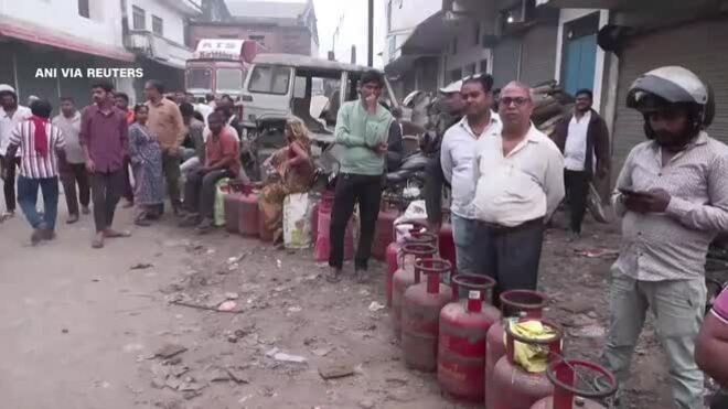 Châu Á khan xăng 2