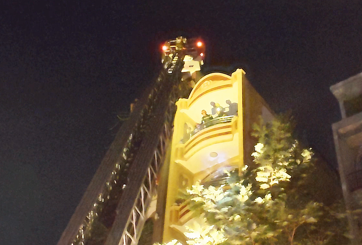 Cứu 5 người kẹt trong nhà cháy ở trung tâm TP HCM