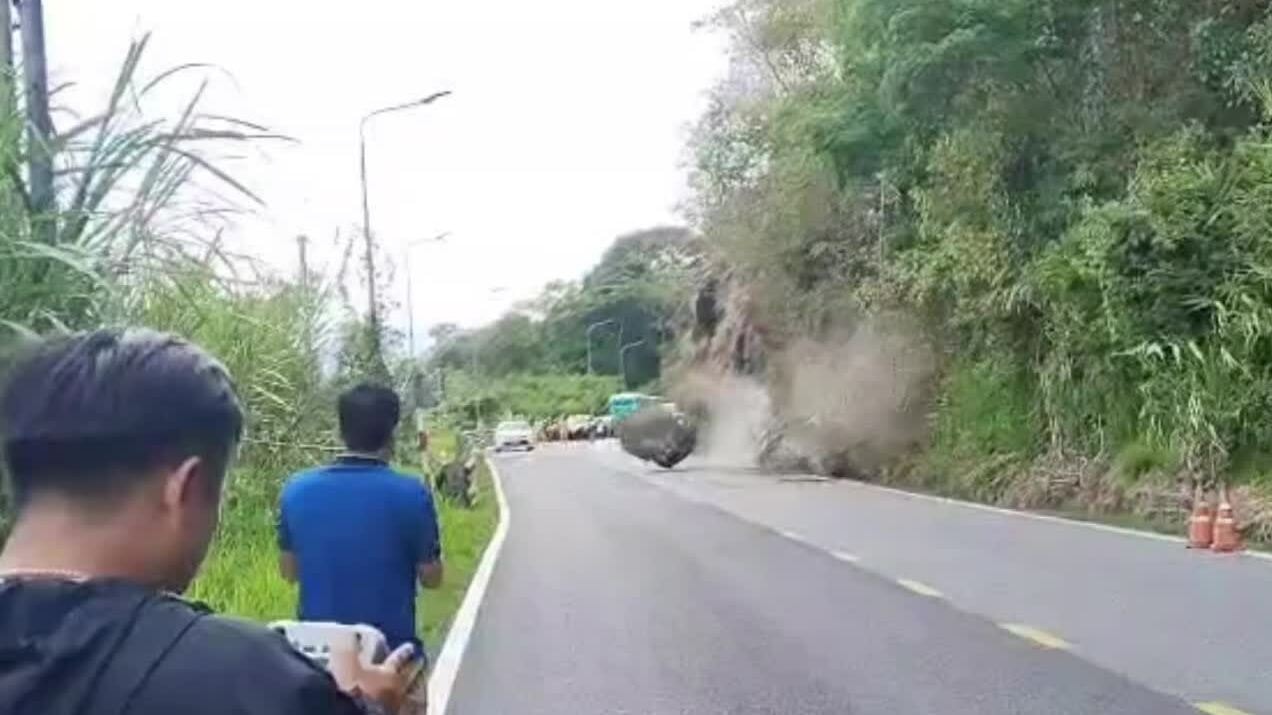 Hạ khối đá 15 tấn chênh vênh trên đèo Bảo Lộc