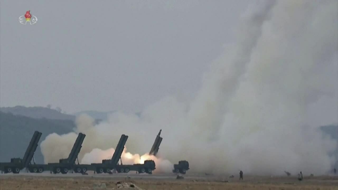 Giây phút Triều Tiên khai hỏa loạt rocket có thể mang đầu đạn hạt nhân