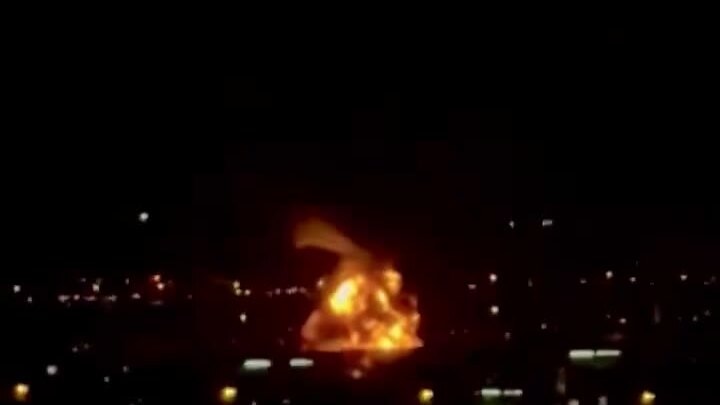 UAV Iran đánh trúng bể chứa dầu tại sân bay UAE