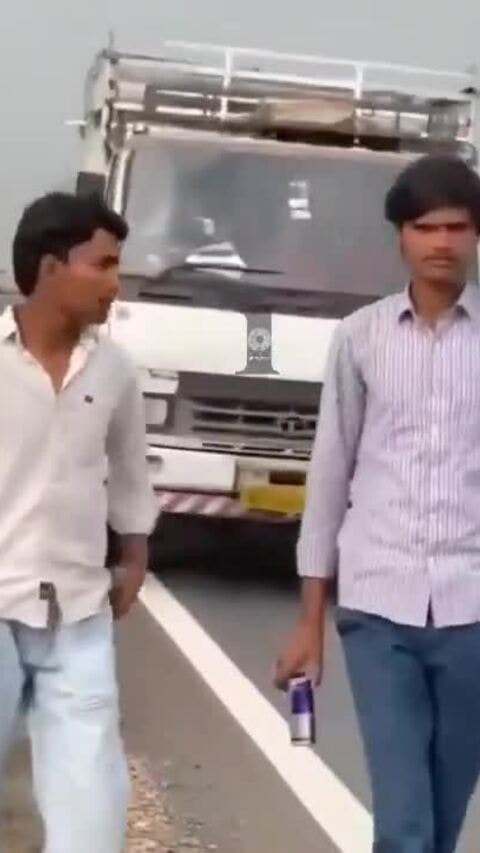 Xe tải đâm trúng nam sinh đi bộ bên đường cao tốc