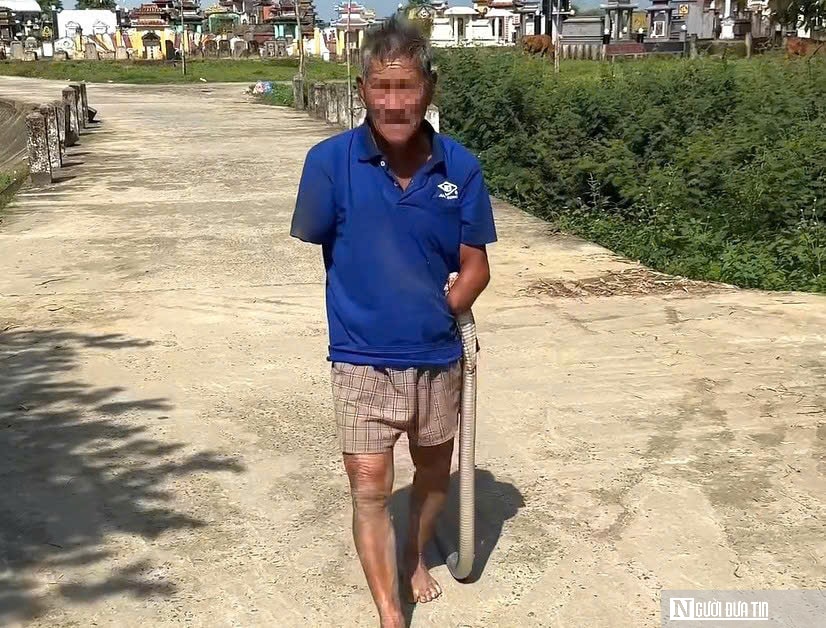 Nhiều bất ngờ về cụ ông bị hổ mang cắn vẫn giữ chặt con rắn- Ảnh 3.