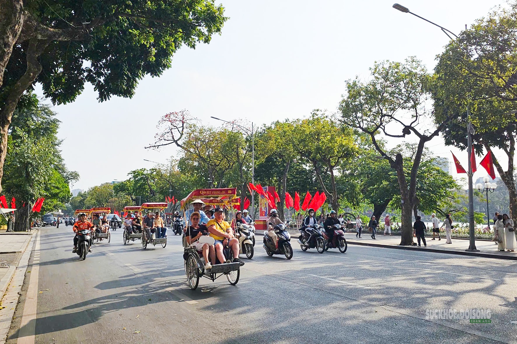 Hồ Gươm bừng đỏ mùa hoa gạo- Ảnh 10.