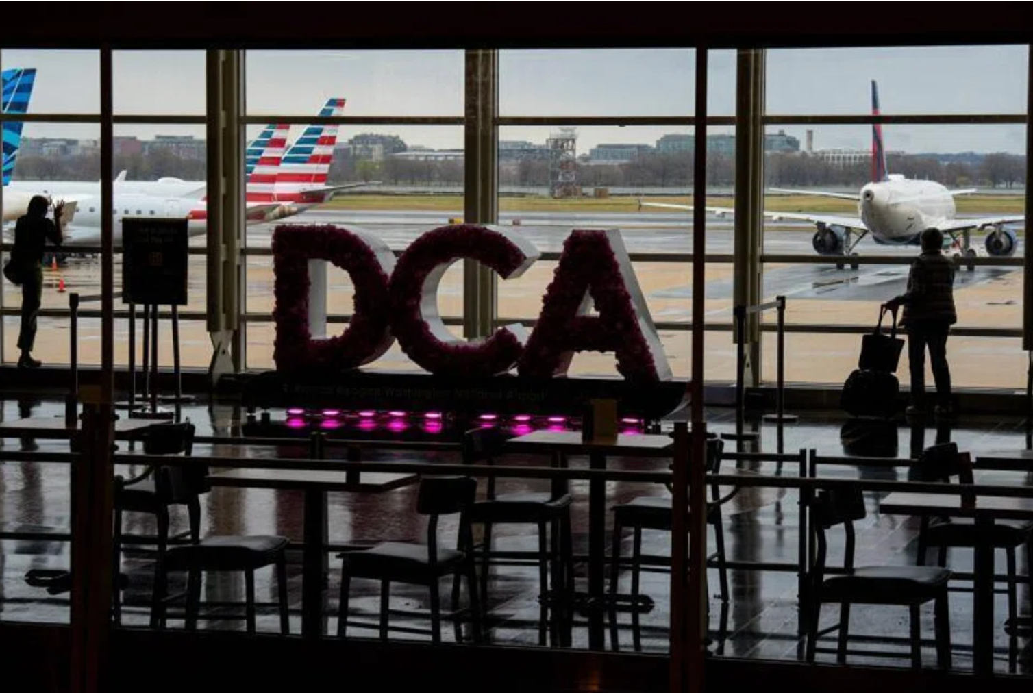 Nhiều chuyến bay bị hủy và hoãn tại Sân bay Ronald Reagan Washington. (Ảnh: Getty)