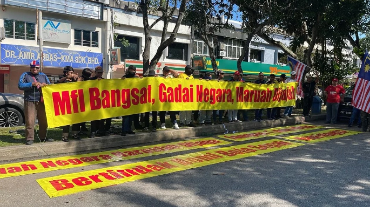 Khoảng 70 cổ động viên tụ tập biểu tình ôn hoà trước trụ sở Liên đoàn Bóng đá Malaysia (FAM). (Nguồn: BH Online)