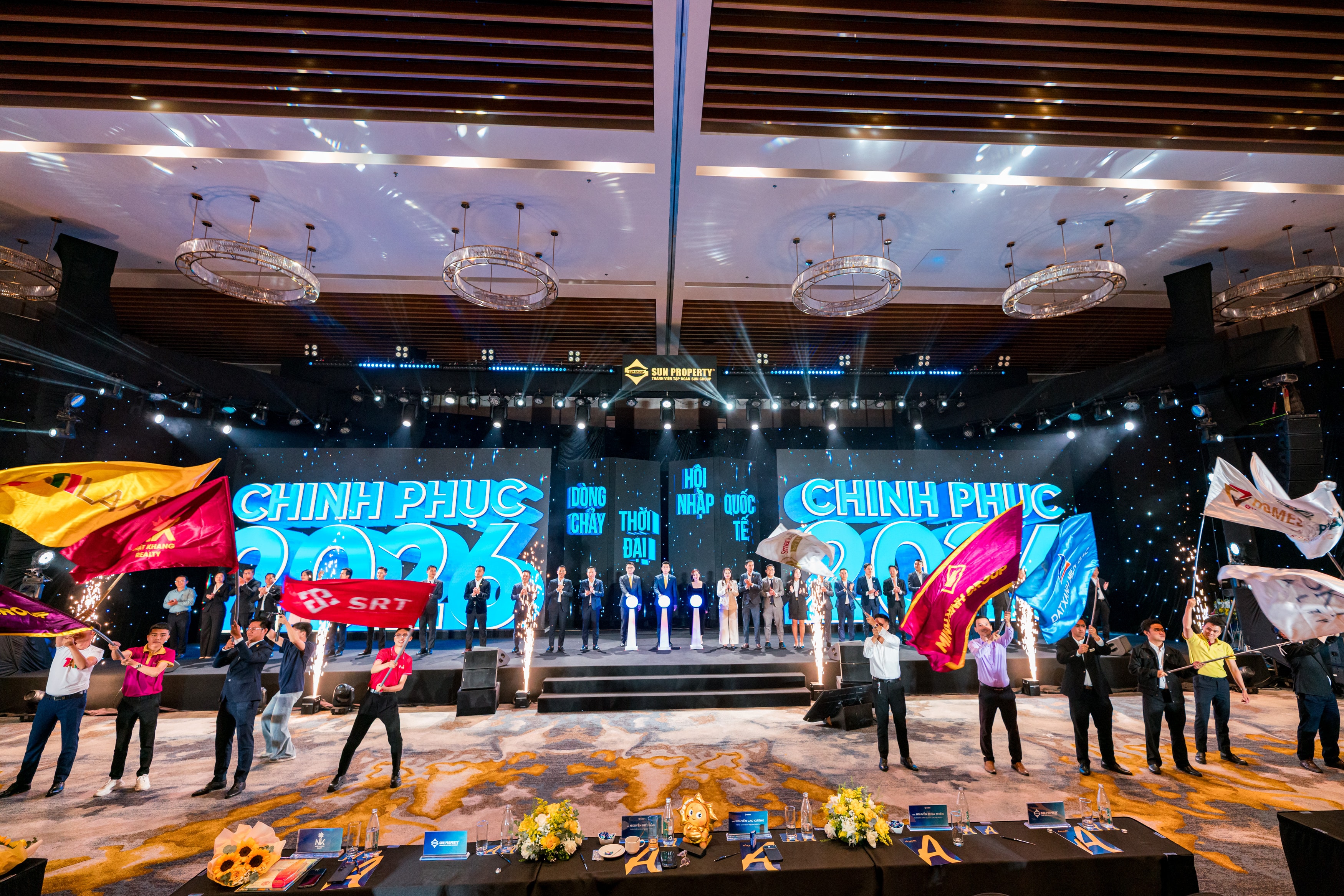 Nghi thức kick-off của 28 đại lý phân phối các dự án Sun Group tại trung tâm Đà Nẵng.