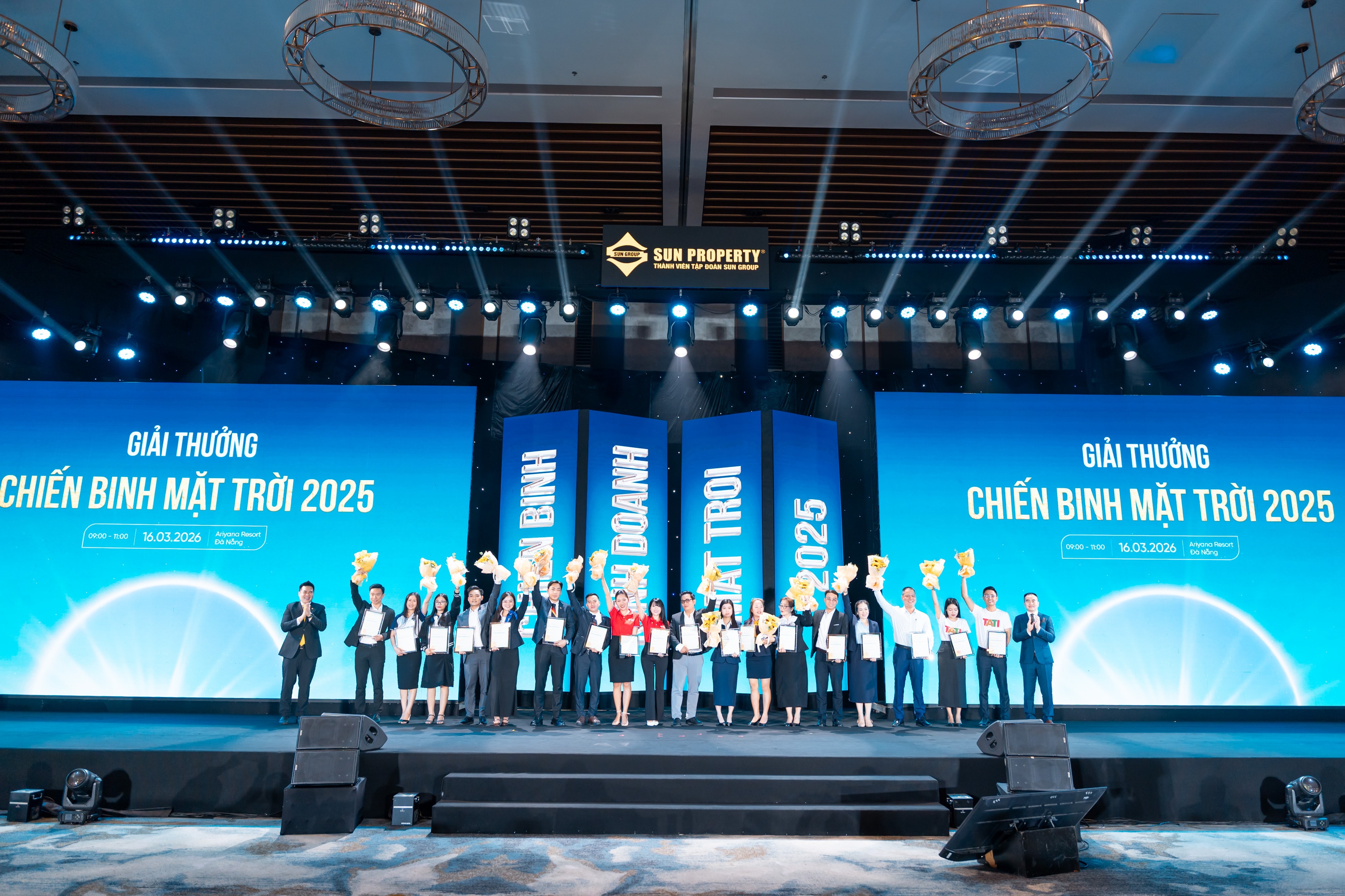 Đại diện chủ đầu tư vinh danh các đại lý và cá nhân có thành tích nổi bật trong năm 2025.