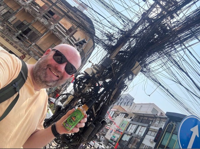 Khách nước ngoài check in với cột dây điện tại Lào. Ảnh: Google Maps