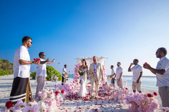 Simona Musu và Dean Scheepers chụp ảnh cưới trên bãi biển ở Maldives. Ảnh: CNN