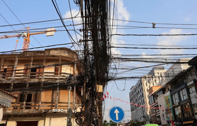 Cột dây điện chằng chịt rối như mạng nhện tại Lào. Ảnh: Google Maps