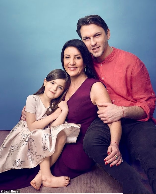 Pilli Cortese, 55 tuổi, cùng chồng Ross Lowe, 34 tuổi, và con gái 5 tuổi, Amelie. Ảnh: Lezli Rose