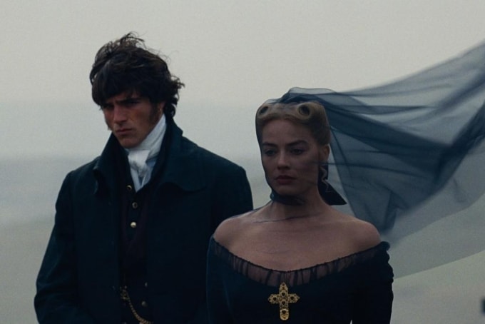 Nhân vật Heathcliff trung thành với áo khoác đen dài, sơ mi trắng. Ảnh: Warner Bros.