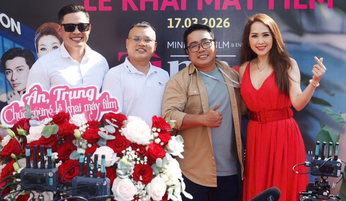 Diễn viên Minh Thư (phải) cùng các thành viên trong êkíp phim Tình một đêm. Ảnh: Võ Sĩ Điều