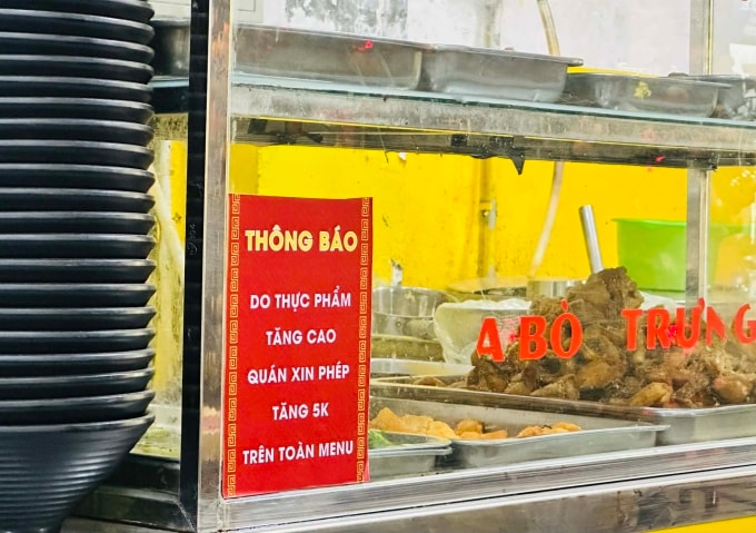 Một quán phở ở phường Kiến Hưng, Hà Nội điều chỉnh giá từ sau mùng 6 Tết, chụp ngày 12/3. Ảnh: Hoài Thu