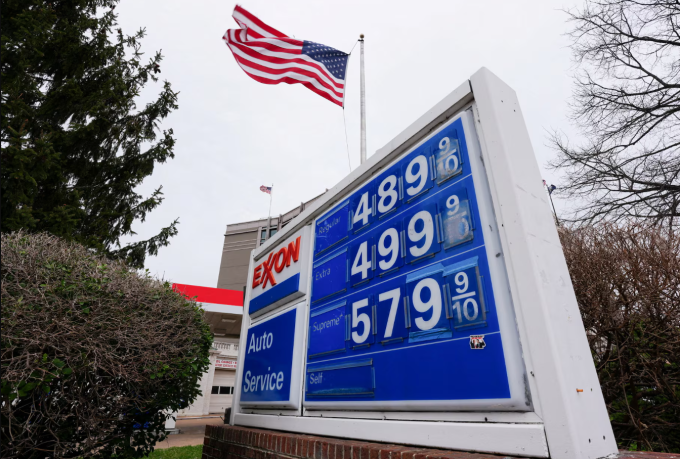 Giá xăng dầu tại một trạm xăng ở Washington (Mỹ) ngày 15/3. Ảnh: Reuters