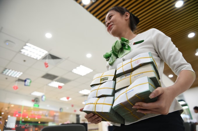 Giao dịch tiền mặt tại chi nhánh một ngân hàng tư nhân. Ảnh: Thanh Tùng