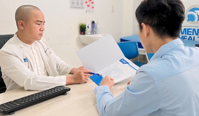 Bác sĩ Duy tư vấn cho bệnh nhân. Ảnh: Lâm Anh