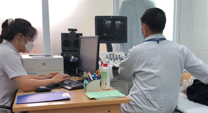 Bác sĩ khám chữa bệnh tại một trạm y tế. Ảnh: Sở Y tế TP HCM