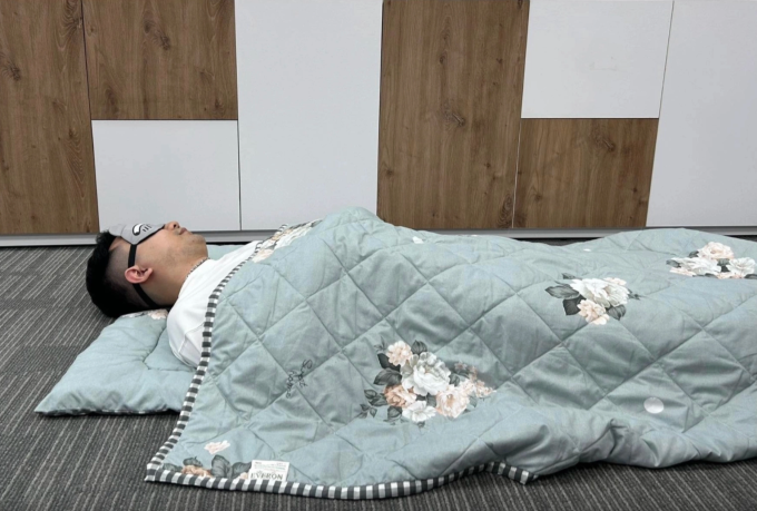 Để ngủ nhanh, mọi bộ phận trên cơ thể cần phải ở trong trạng thái lỏng lẻo và thư thái nhất. Ảnh: Đức Trung