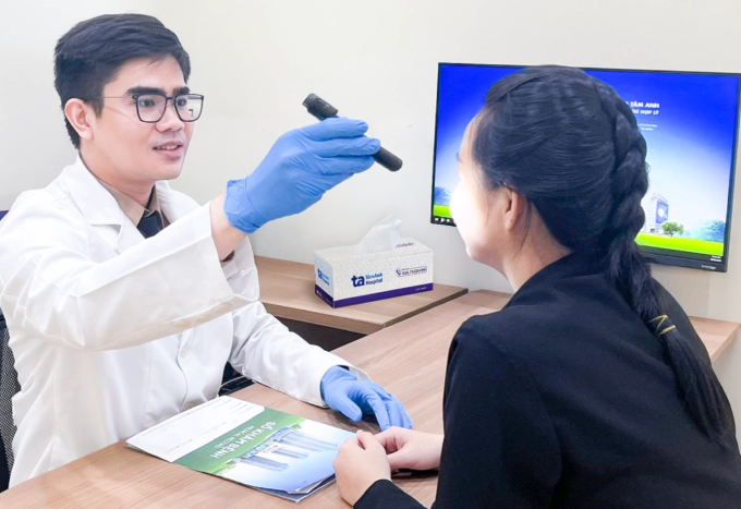 Bác sĩ Bệnh viện Đa khoa Tâm Anh khám da cho bệnh nhân. Ảnh: Bệnh viện cung cấp