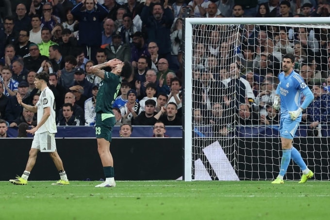 Courtois (phải) sau một tình huống cản phá cơ hội của Man City trong trận lượt đi tại Bernabeu ngày 11/3. Ảnh: AFP