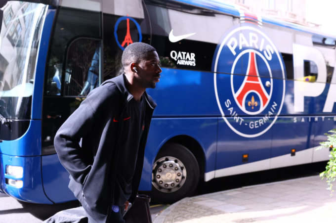 Ousmane Dembele cùng đồng đội di chuyển tới London. Ảnh: PSG