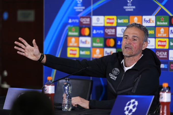 HLV Luis Enrique phát biểu trong buổi họp báo trước trận PSG gặp Chelsea ở lượt về vòng 1/8 Champions League ngày 16/3. Ảnh: PSG