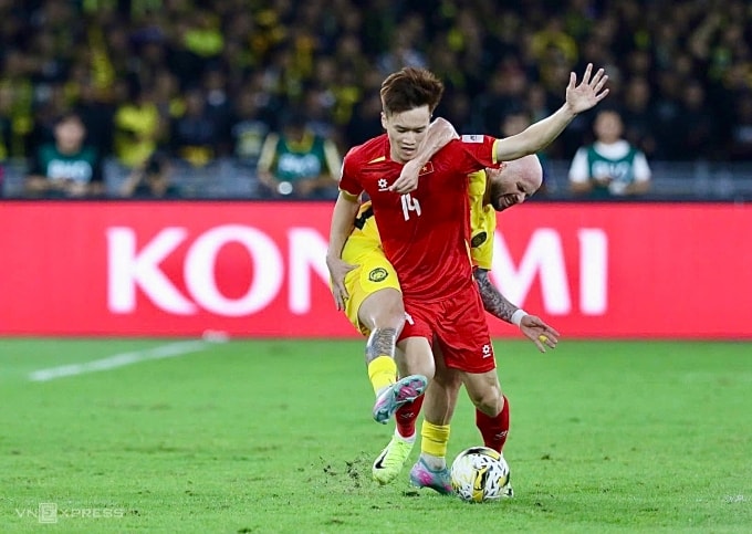 Đội tuyển Việt Nam (áo đỏ) thua Malaysia 0-4 ở lượt hai bảng F vòng loại cuối Asian Cup 2027, trên sân Bukit Jalil, Malaysia ngày 10/6/2025. Ảnh: Hai Tư