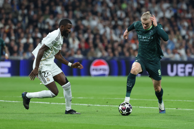 Antonio Rudiger (trái) theo kèo Erling Haaland trong trận Real thắng Man City 3-0 ở lượt đi vòng 1/8 Champions League trên sân Bernabeu, Madrid, Tây Ban Nha ngày 11/3/2026. Ảnh: AFP