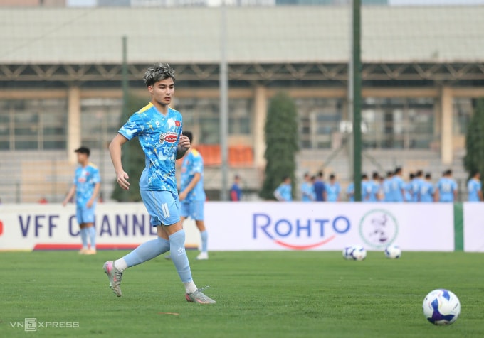 Cầu thủ lai Croatia Antonio Moric tập luyện cùng đội tuyển U23 Việt Nam tại sân Trung tâm đào tạo bóng đá trẻ Việt Nam ở Hà Nội, ngày 17/3/2026. Ảnh: Hiếu Lương