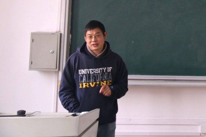 Giáo sư Daqing Wan trình bày báo cáo tại Hội nghị lý thuyết mật mã tại Đại học Sư phạm Hoa Đông, Trung Quốc. Ảnh: DISEI