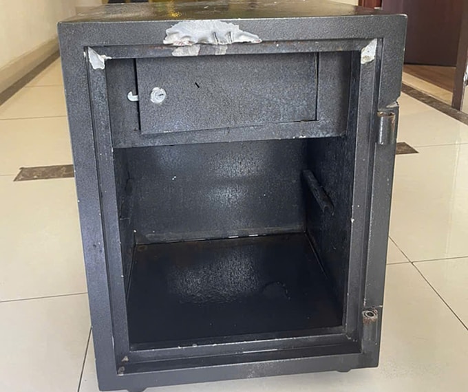 Chiếc két sắt bị phá. Ảnh: Công an cung cấp