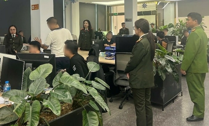 Công an khám xét địa điểm làm việc của các nghi phạm. Ảnh: Công an cung cấp