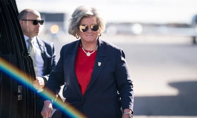 Susie Wiles xuống từ máy bay ở Londonderry, New Hampshire, tháng 10/2025. Ảnh: Washington Post