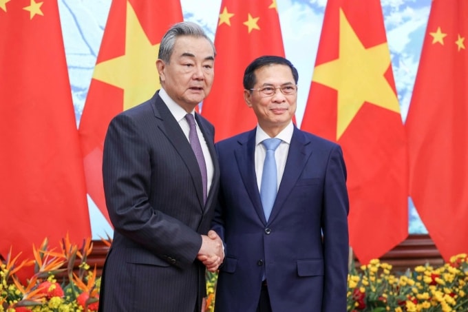 Phó thủ tướng Bùi Thanh Sơn (phải) và Ngoại trưởng Trung Quốc Vương Nghị trong cuộc gặp ngày 17/3. Ảnh: BNG