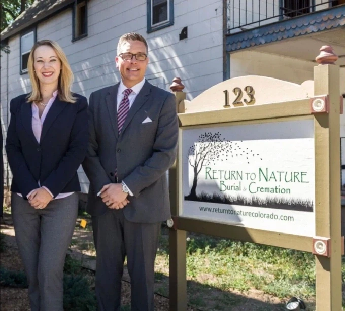 Vợ chồng Carie và Jon Hallford trước khi bị bắt. Ảnh:Return to Nature Colorado