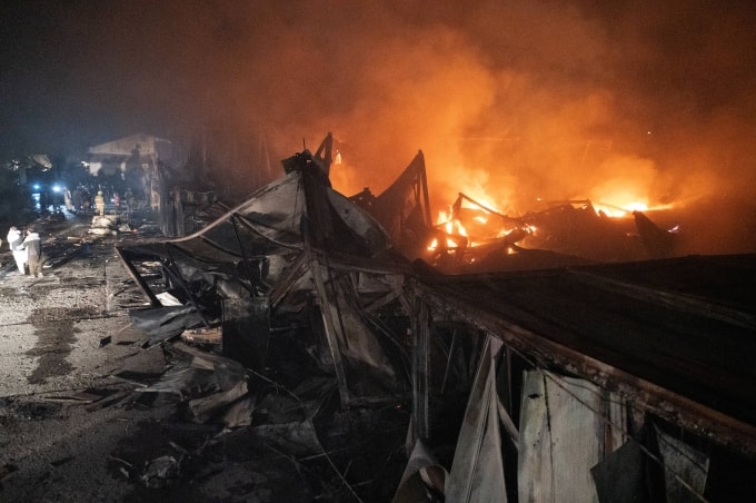 Ngọn lửa bùng lên sau đòn tập kích trung tâm trị liệu ở Kabul ngày 16/3. Ảnh: AFP