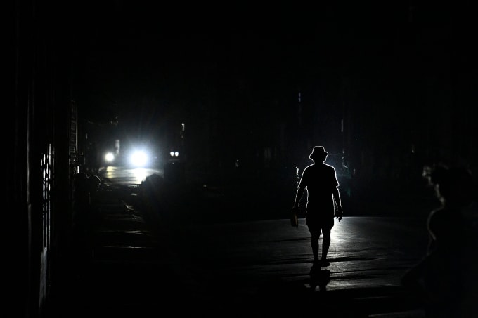 Ánh đèn xe le lói trên đường phố Havana, Cuba ngày 16/3 trong bối cảnh đất nước mất điện hoàn toàn. Ảnh: AFP