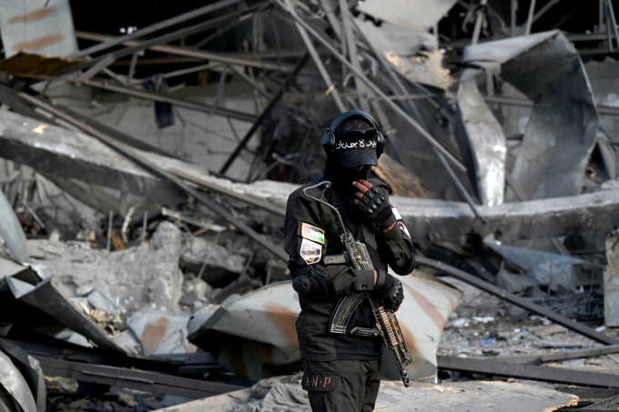 Nhân viên an ninh tại hiện trường vụ không kích ở Kabul ngày 17/3. Ảnh: AFP