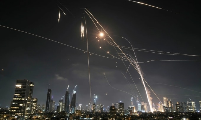 Hệ thống phòng không Mỹ và Israel khai hỏa đánh chặn tên lửa Iran trên bầu trời Tel Aviv hồi tháng 6 năm ngoái. Ảnh: AP