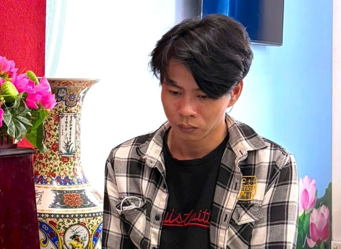 Trần Văn Ngọc nghe đọc lệnh bắt tạm giam. Ảnh: Công an cung cấp