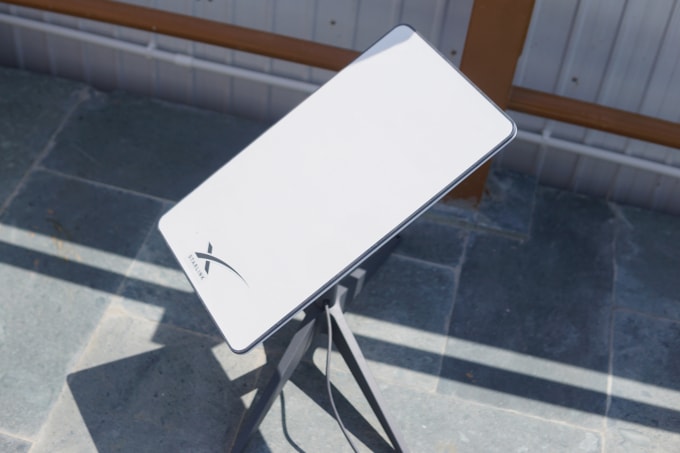 Thiết bị Internet vệ tinh Starlink của SpaceX trong lần thử nghiệm tại Hoà Lạc, Hà Nội, tháng 10/2023. Ảnh: Lưu Quý