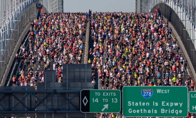 Hàng chục nghìn runner chạy qua cầu Verrazzano-Narrows tại New York. Ảnh: The Guardian