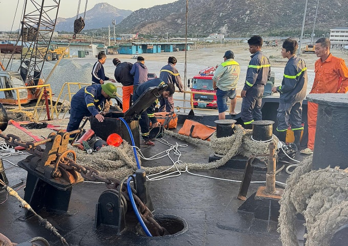 Lực lượng cứu hộ tổ chức tiếp cận nạn nhân bị mắc kẹt tại tàu hàng. Ảnh: Công an Khánh Hòa