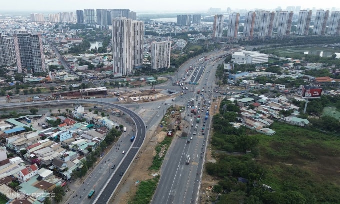 Trong khi đó, tại nút giao An Phú, điểm thường xuyên tắc nghẽn những ngày lễ, tết, đợt này lại thông thoáng hơn. Khu vực này hiện khai thác hai hầm chui và nhánh cầu vượt giúp giải quyết tình trạng ùn tắc ở nút giao này. Ảnh: Quỳnh Trần