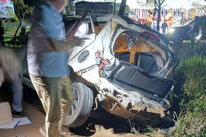 Ôtô 5 chỗ bị vò nát sau cú tông. Ảnh: Ngọc Oanh