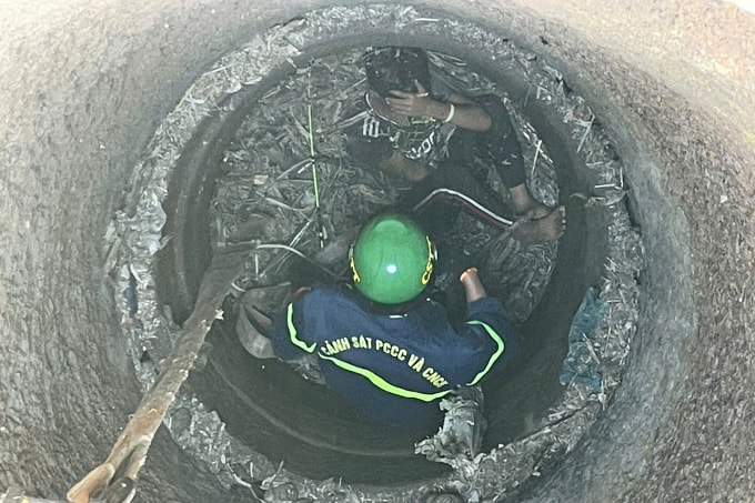 Sau 15 phút lực lượng cứu hộ đã đưa cháu bé lên mặt đất an toàn. Ảnh: Ngọc Oanh