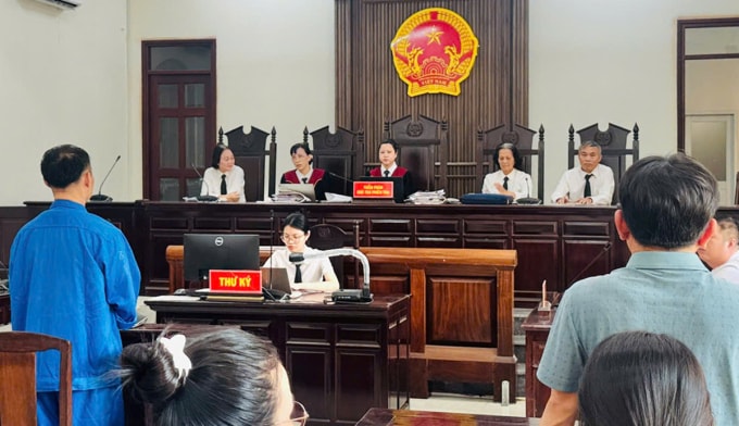 Bị cáo Trần Xuân Hiền (áo xanh) tại tòa hôm nay. Ảnh: Hoàng Trường